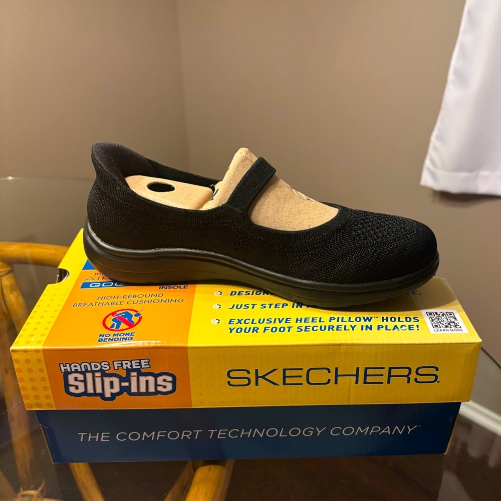 Size 7 Skechers hands free slip in shoes